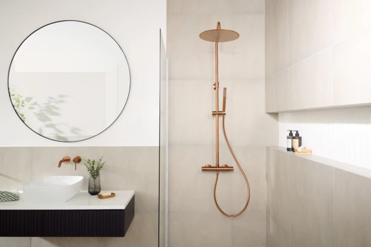 MOZA_BRUSHED_ROSE_GOLD_deszczownia_wannowa_z_bateria_termostatyczna (2).jpg