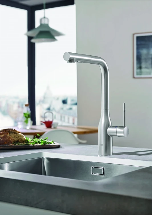 Bateria kuchenna GROHE ESSENCE z wyciąganą wylewką, stal nierdzewna 30270DC0