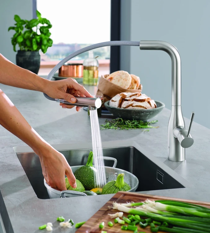 Bateria kuchenna GROHE ESSENCE z wyciąganą wylewką, stal nierdzewna 30270DC0